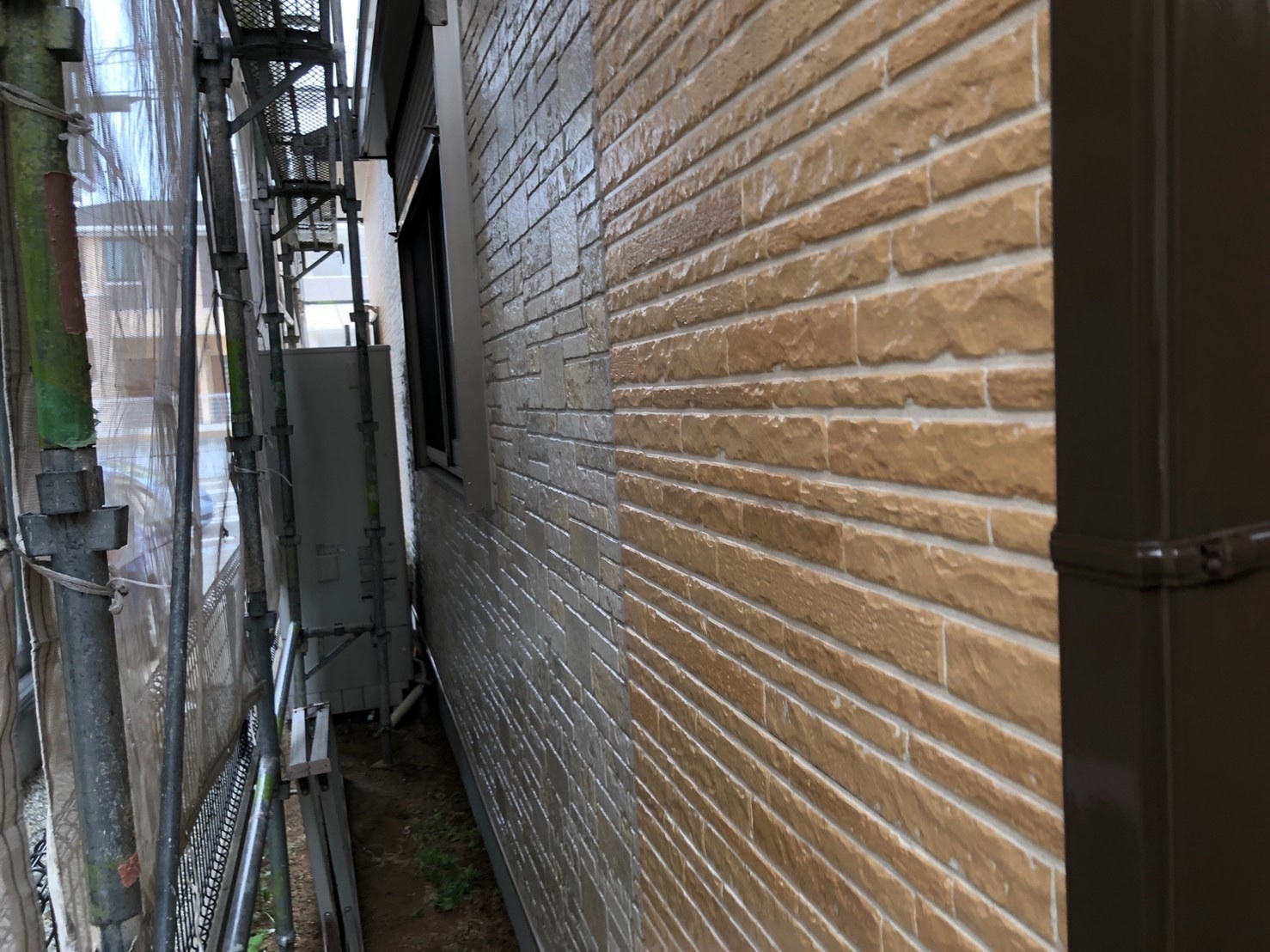 加古川市 ツヤツヤ 薄いブラウンベージュとホワイト調のレンガ風外壁サイディングがお洒落な住宅の外壁クリヤーコーティング