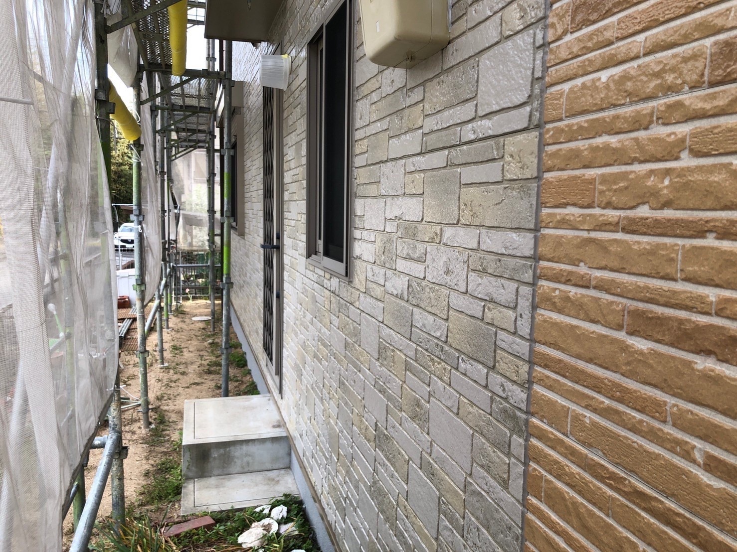 加古川市 ツヤツヤ 薄いブラウンベージュとホワイト調のレンガ風外壁サイディングがお洒落な住宅の外壁クリヤーコーティング